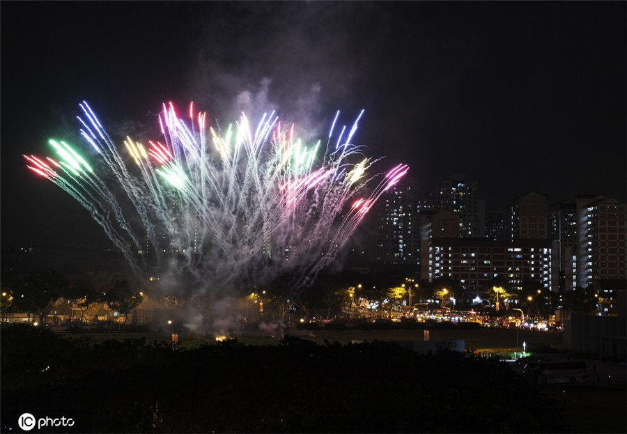 新加坡夜空上演烟花秀 庆祝国庆日