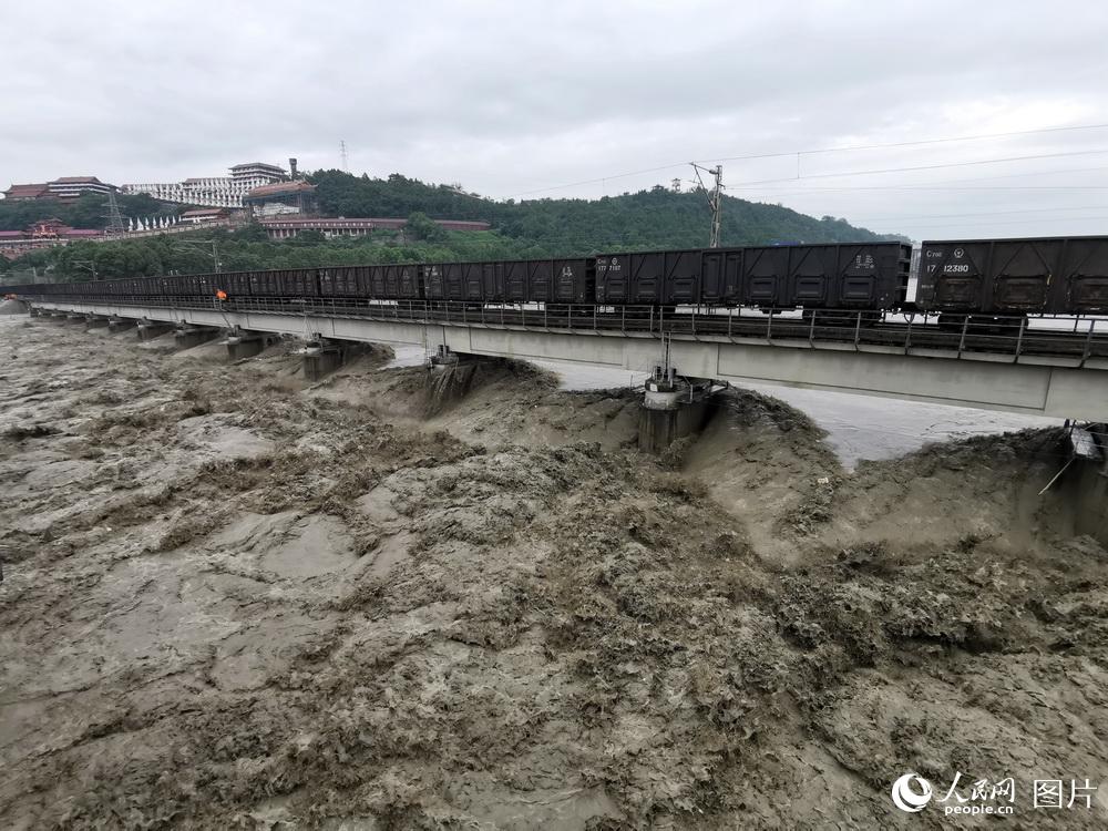 洪水袭击宝成铁路涪江大桥 超8100吨“重车压梁”